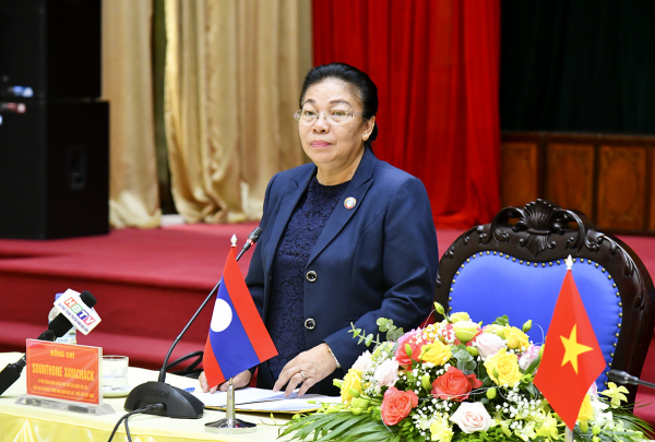 Phó Chủ tịch Quốc hội Lào Sounthone Xayachak phát biểu tại buổi làm việc